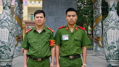Cán bộ, học viên Trường Trung cấp CSND VI "giải cứu" chiếc xe tải bị cháy