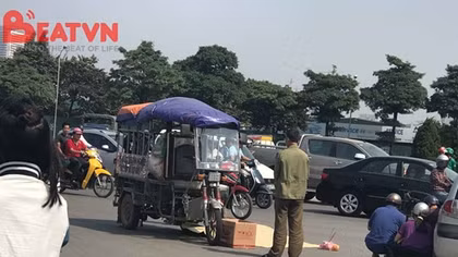 Xe ba bánh va chạm với taxi, người phụ nữ bị đè tử vong