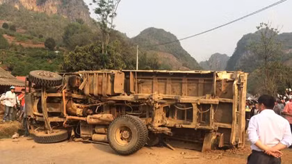 Xe tải lật nghiêng đè chết hai phụ nữ trên quốc lộ 6