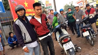 Băng trộm liều lĩnh dùng dao chống trả người truy bắt
