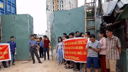 Chủ đầu tư thất hứa, khách hàng dài cổ chờ nhận nhà chung cư