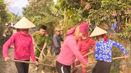 Công an Sơn La tăng cường giúp đỡ xã khó khăn Mường Lèo