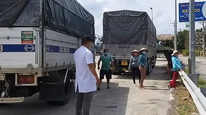 Tài xế giấu người trong thùng xe tải vượt chốt kiểm dịch COVID-19