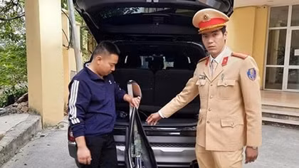 Chốt 141 phát hiện súng trên ô tô nghi vấn