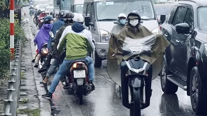 Những kiểu "lách luật" tại một điểm tắc đường kinh niên của Hà Nội