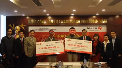 Hai khách hàng ở Thái Bình, Bến Tre nhận giải Jackpot 160 tỷ