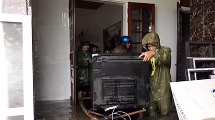 Công an Nghệ An tăng cường lực lượng giúp dân ứng phó mưa lũ lớn