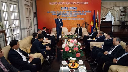 Bộ trưởng Tô Lâm thăm và nói chuyện với cán bộ, nhân viên Đại sứ quán Việt Nam tại Brunei