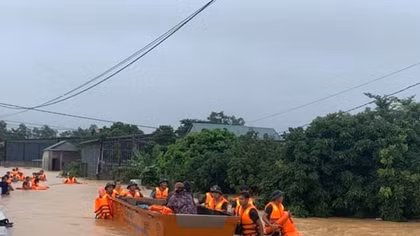 Công an Quảng Trị tiếp tục dầm mình trong nước lũ cứu dân