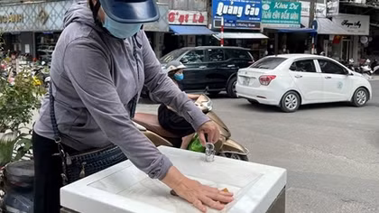 Trụ nước uống miễn phí thành nơi… rửa tay, đựng rác