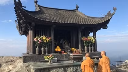 Giữa mênh mông cõi thiền
