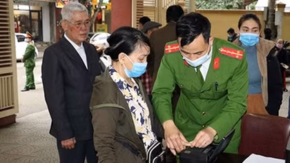 Công an TP Vinh một ngày hoàn thành 1.323 hồ sơ CCCD