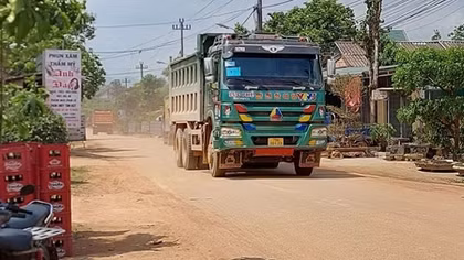 Xe tải chở đất, đá thi công cao tốc gây mất an toàn giao thông