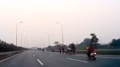 Xe máy phóng 'hồn nhiên' trên cao tốc Đại Lộ Thăng Long
