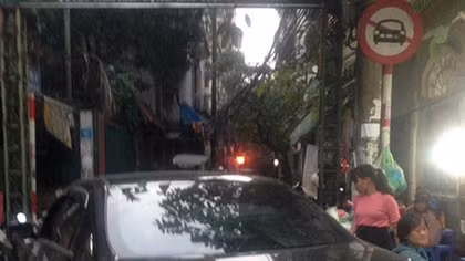 Xế hộp ngông nghênh đi vào đường cấm tại Hà Nội