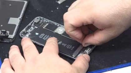 Bị lõm viền iPhone, người dùng không thể thay được pin