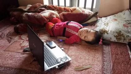 Nghị lực kiên cường của cô gái tật nguyền vẽ lên giấc mơ cuộc đời