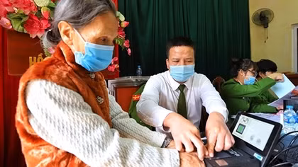 Người dân đeo khẩu trang, ngồi giãn cách làm CCCD gắn chip