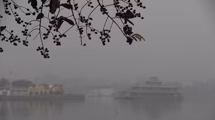 Mờ mịt sương mù, không khí Hà Nội "báo động đỏ"