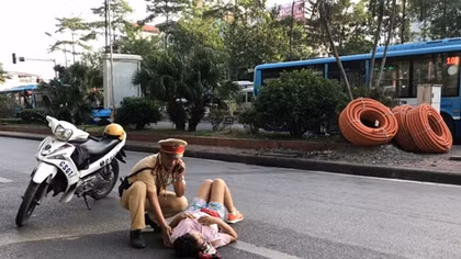 Khoảnh khắc đẹp của chiến sĩ CSGT giúp đỡ người phụ nữ bị tai nạn