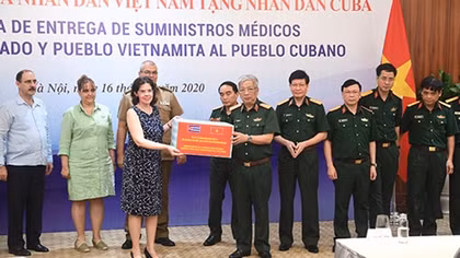 Trao tặng 3 tấn vật tư y tế giúp Cuba chống COVID-19