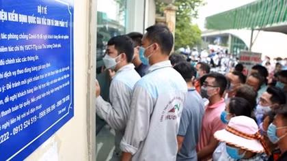 Hàng trăm người dân chen chân xét nghiệm COVID-19 