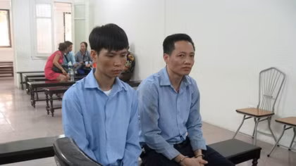 Hai giáo viên dạy lái xe “sản xuất” hàng trăm giấy phép lái xe giả