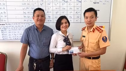 CSGT trao 62 triệu đồng nhặt được cho chủ nhân