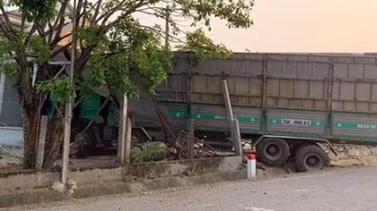 Xe chở gỗ dăm mất lái, lao thẳng vào nhà dân