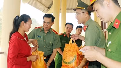Công an tỉnh Nghệ An tặng quà 400 triệu đồng người dân xã biên giới