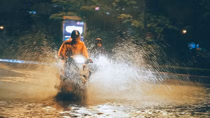 Mưa giông diện rộng trên cả nước, nguy cơ sạt lở