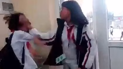 Tạm đình chỉ hiệu trưởng và giáo viên chủ nhiệm có học sinh đánh bạn