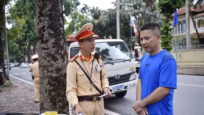 Dừng đỗ sai quy định, hàng loạt tài xế bị CSGT lập biên bản, cẩu xe