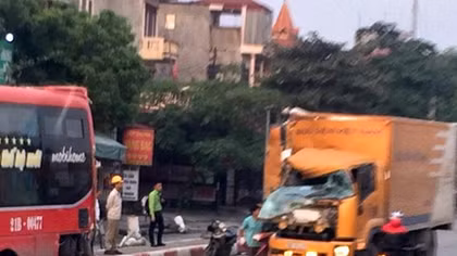 “Hôn đuôi” xe khách, xe thư báo nát đầu trên quốc lộ 5