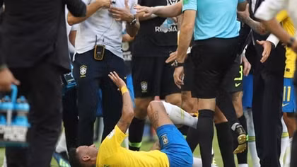 "Kịch sỹ" Neymar với trò hề ăn vạ trên sân