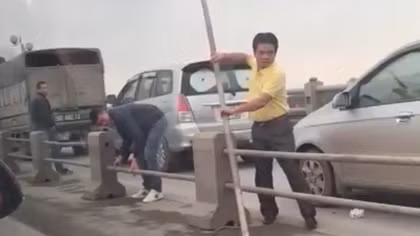 Chạy sai làn, tài xế xúm nhau tháo barie để trốn CSGT