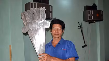 Kỷ lục gia nuốt 15 thanh kiếm trở thành "nghệ sĩ" đám cưới làng