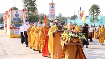 Rước tượng Ngọc Phật Thích Ca nặng 3,8 tấn