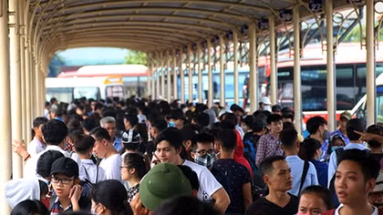 Vạ vật chờ xe về quê nghỉ lễ 2-9