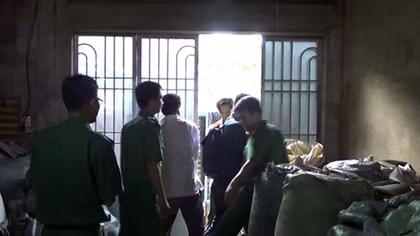 Hãi hùng phát hiện cơ sở sản xuất trà bẩn