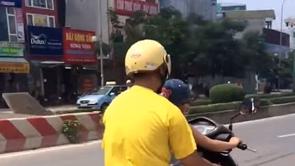 Truy tìm ông bố cho con trai điều khiển xe máy phóng vun vút trên đường phố Hà Nội