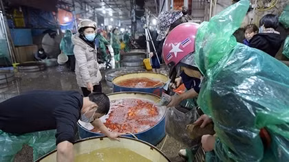 Chợ cá Yên Sở tấp nập trước ngày ông Công ông Táo