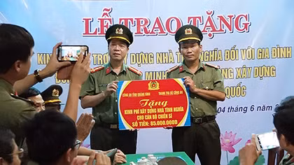 Trao kinh phí hỗ trợ xây dựng nhà đồng đội