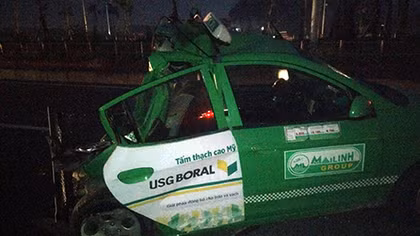 Xe tải tông nát taxi trên đường Võ Nguyên Giáp