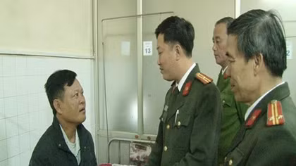 Thăm hỏi, động viên quần chúng bị thương khi dũng cảm bắt trộm