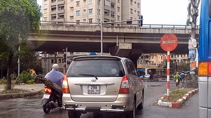 Cố nhanh vài giây, ô tô, xe máy nối đuôi nhau đi ngược chiều