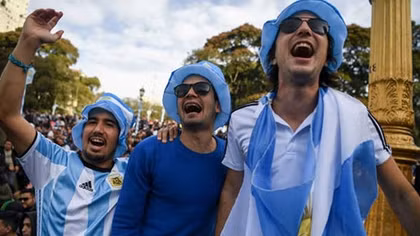 CĐV vỡ òa trong hạnh phúc khi Argentina lách qua khe cửa hẹp