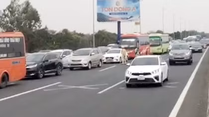 Mùng 2 tết, xe cộ đông nghịt cao tốc Pháp Vân - Ninh Bình