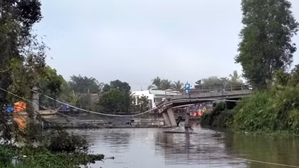 Sà lan chở cát làm sập cầu ở Tiền Giang