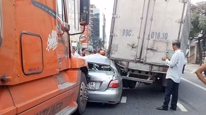 Vượt ẩu trên đường, Vios bị container và xe tải kẹp bẹp dúm